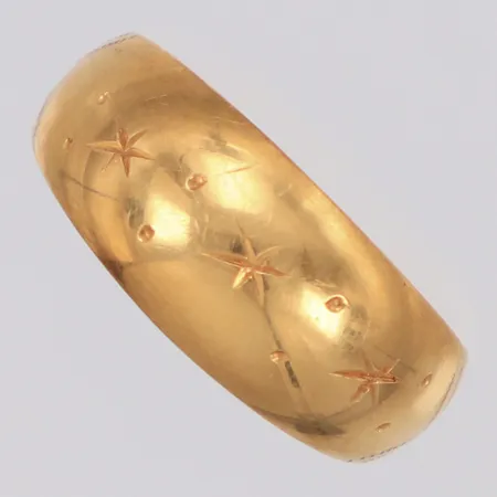 Ring med mönsterdekor stl:17, bredd 7,9mm, 18K Vikt: 1,9 g
