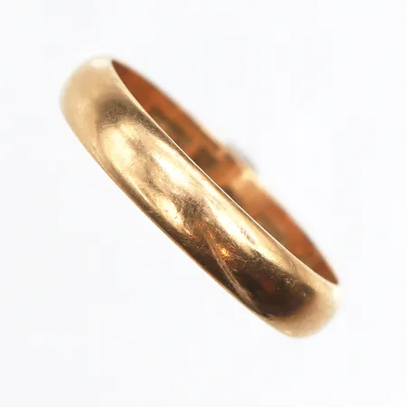 En slät ring, stl:17½, bredd ca 3,6mm, gravyr, 18K. Vikt: 3,2 g