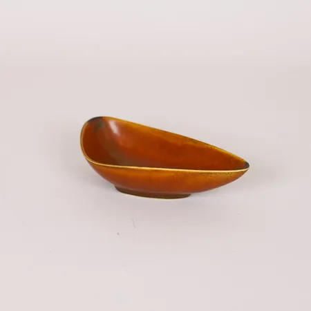 Skål Gunnar Nylund för Nymölle, Danmark, sent 50-tal, stengods, harpälsglasyr, längd 15,5cm, signerad och numrerad 5732.
