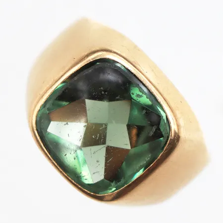 Ring med grön sten, stl:18, bredd ca 3,5-114,8mm, 18K. Vikt: 7,1 g