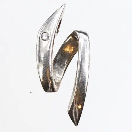 Hänge med liten sten, längd ca 28,4mm, bredd ca 12,6mm, 925/1000 silver. Vikt: 3,3 g