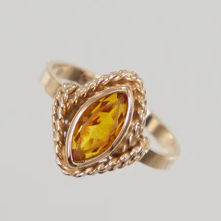 Ring med gul sten stl 16¾, bredd 2-13,6mm, nagg på sten, 18K Vikt: 3 g