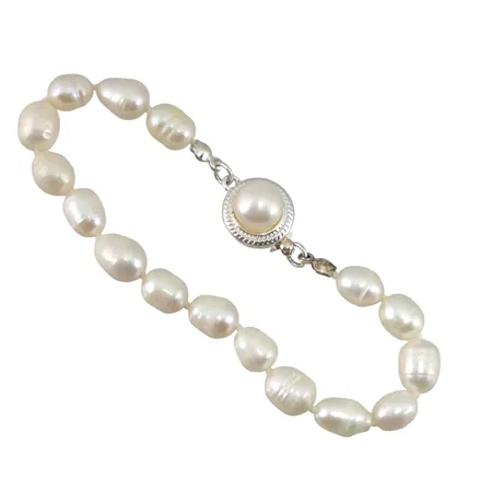 Armband odlade sötvattenspärlor, lås i försilvrad metall, armband längd 20,5 cm, pärlor oval form, bredd mellan 7-8 mm, lås Ø14 mm, fint skick, vikt 18,1 gram 