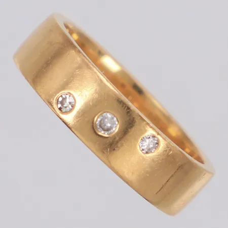 Ring med diamanter 2 x ca 0,01ct samt 1 x ca 0,02ct, stl:16¼, bredd 5mm, gravyr, 18K Vikt: 6 g