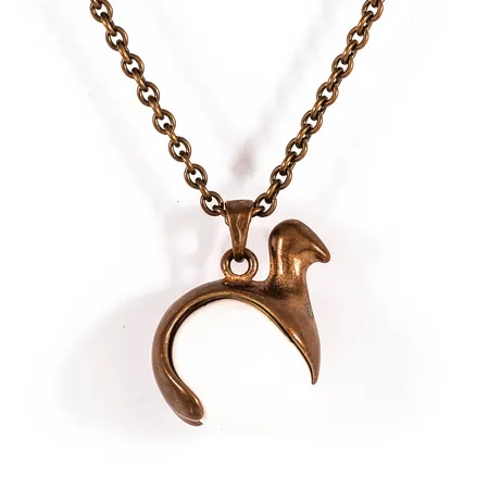 Hänge "Ripa" i brons med vit keramik: Design Kimmo Virkkunen för Kalevala Koru, Finland. Hänget är 21mm brett, 28,5mm långt inkl ögla och kedjan 70 cm lång. Vikt 17,7g.