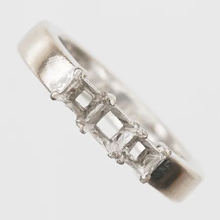Ring utan stenar, stl 16, bredd 4mm, Schalins Ringar AB, gravyr, 18K. Vikt: 6,2 g