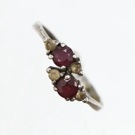 Ring med granater, stl:16½, bredd ca 1,7mm, 925/1000 silver. Vikt: 1,5 g