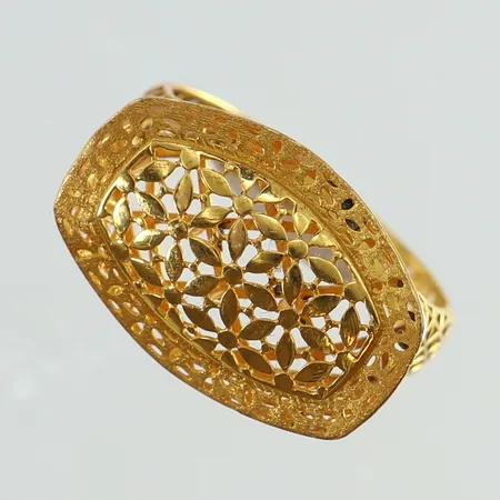 Ring med genombruten dekor stl:16¾ bredd 2,7-13,5mm ihop löd 2K.  Vikt: 2,6 g