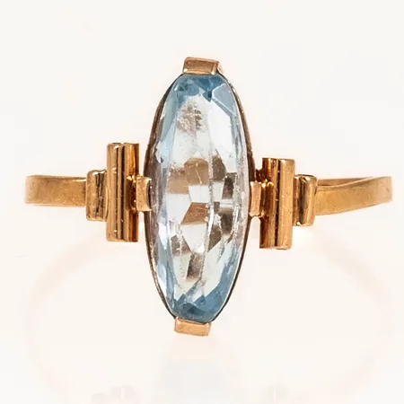 Ring med ljusblå sten stl:17½ bredd 1,4-13,8mm, repor på sten, 18K 1,7g. 
