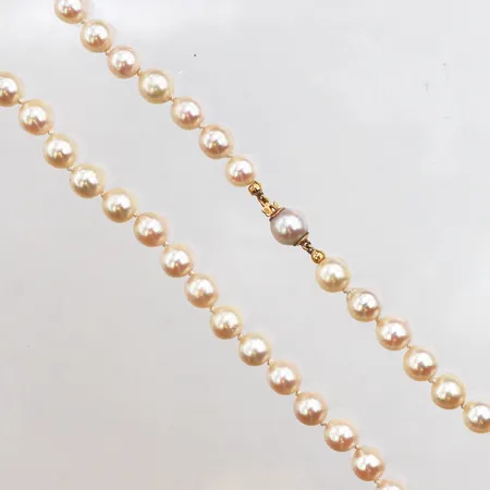 Pärlcollier odlade sötvatten med lås 18k, längd ca 69cm, Ø7,3mm. Vikt: 0 g