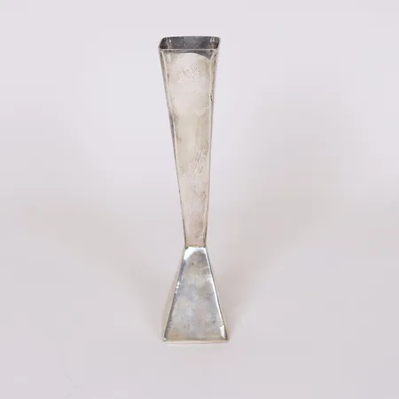 Vas höjd 19cm, bredd 4,5cm, ostämplat silver Vikt: 284,5 g