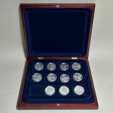 Myntsamling i träschatull med 35 mynt Kungariket Sverige, plastetuier, medföljande pärm med certifikat och information om varje mynt, silver 925/1000 Vikt: 955,6 g