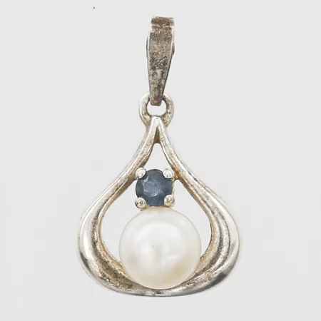 Hänge med safir samt odlad satvattenpärla Ø 5,5mm, silver 925/1000 Vikt: 1,3 g