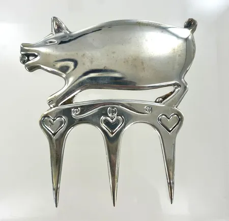 Skinngaffel i nysilver, höjd 9 cm bredd 9 cm
