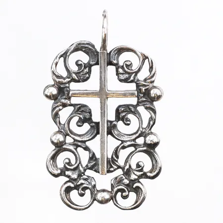 Hänge kors, längd ca 32,6mm, bredd ca 19,4mm, 830/1000 silver. Vikt: 3,3 g