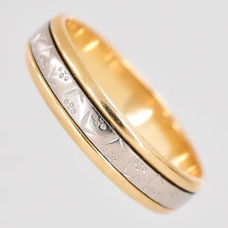 Ring stl:20¼ gravyr 18K Vikt: 6,1 g