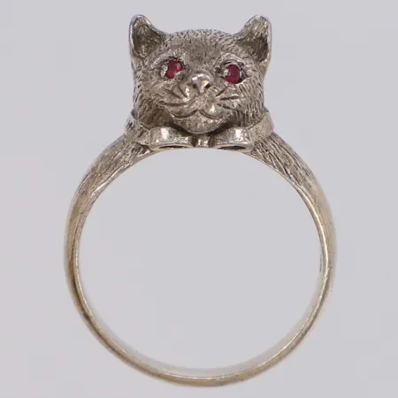 Ring katt med röda stenar, st: 18½, bredd 11,9mm, 925/1000 silver Vikt: 6,2 g