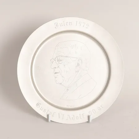 Två fat Julen 1972 Gustaf VI Adolf 90 år, Ø21cm, Lagerströms Fabriks Aktiebolag, matterad yta, repor, silver 830/1000 Vikt: 617,7 g