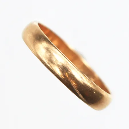 En slät ring, stl: 17¾, bredd ca 3,7mm, gravyr, 18K. Vikt: 3,3 g