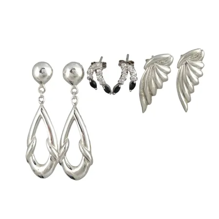 Örhängen i silver tre par, örhängenas storlek 7x14 mm / 10x26 mm / 14x46 mm, blå och vita stenar, två ploppar saknas Vikt: 12 g