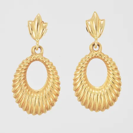 Örhängen med mönsterdekor, längd 24mm, bredd 12mm, 18K guld Vikt: 1,2 g