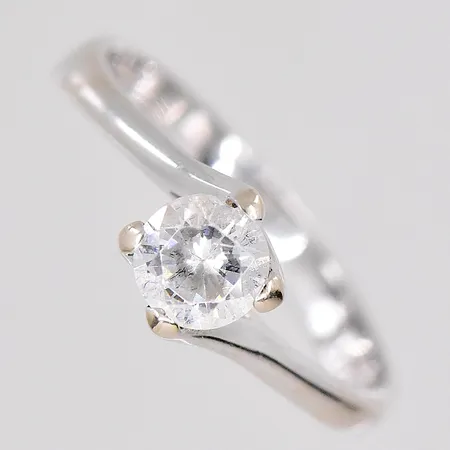 Ring vitguld stl:15¾ vit sten Ø 5,2mm 14K Vikt: 1,9 g