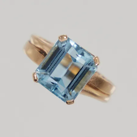 Ring med blå sten stl 16¾, bredd 2,8-9,5mm, 18K. Bruttovikt: 3,5g Vikt: 0 g