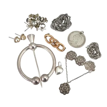 Diverse silverföremål 830-925/1000 bl.a. dräktsmycken/broscher, silvermynt 1 shilling 1890 (925/1000, bruksmärken förekommer  Vikt: 36,7 g