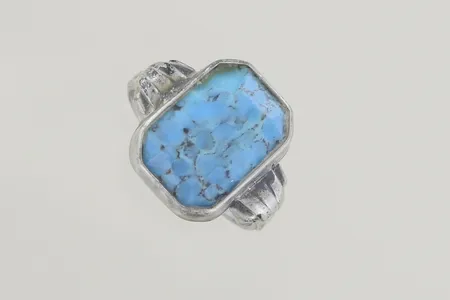 Ring med sten, stl:17½ bredd 15x11,4 mm, silver 830/1000  Vikt: 3,5 g