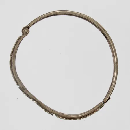 Stelt armband med floral dekor, innermått 65x60mm, bredd 10-20mm, öppningsbart, ostämplat silver  Vikt: 25,4 g