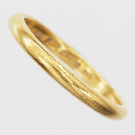 Ring, stl 20, bredd 3mm, bruksskick, gravyr, 23K. Vikt: 6,1 g