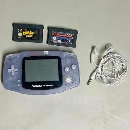 Nintendo Gameboy advance 32bit med 2 spel, Topgear GT Championship, Crash Bandicoot xs, originalkartong, instruktionsbok både för konsolen och spelen, ett par hörlurar, fungerar