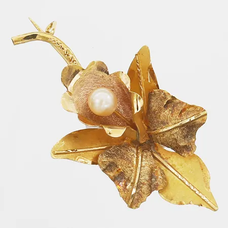 Brosch med imitationspärla, höjd 48mm, bredd 24mm, åldersbetingat slitage, 18K.  Vikt: 4,3 g