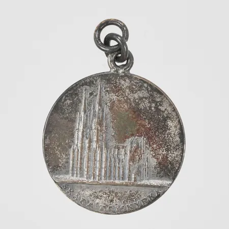 Hänge med motiv av Skara domkyrka längd 29mm, bredd 20mm, silver 830/1000 Vikt: 3,9 g
