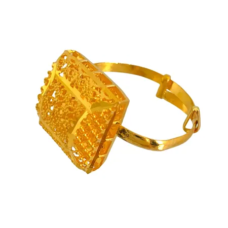 Ring i 21K guld, stl: maximalt 19¼ mm (justerbar skena), bredd 1,5-12 mm, ojämn skena Vikt: 1,8 g