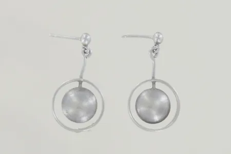 Ett par örhängen längd 3 cm bredd 1,5 cm, ploppar saknas silver   Vikt: 5 g