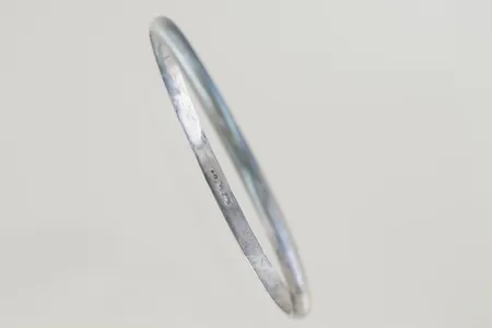 Armring av Raimo Heino, diam 6,5 cm bredd 4 mm, silver 835/1000  Vikt: 16,3 g