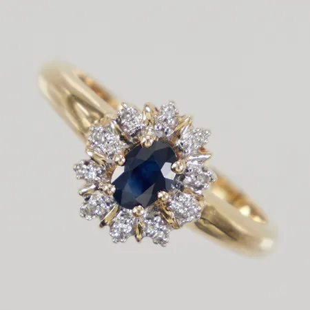 Ring carmosé med en safir och 10st diamanter totalt 0,05ct enligt gravyr, stl 19¾, bredd 2,5-11,5mm, GHA, 18K Vikt: 5,3 g