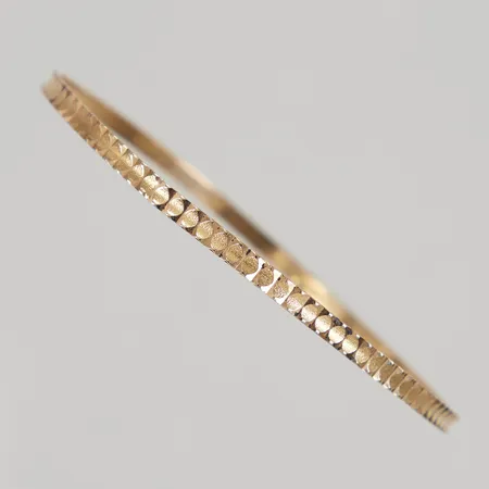 Armring Ø ca 65mm, bredd 2,9mm, mönsterdekor, lagningar/ lödningsmärken på insidan, 18K Vikt: 6 g