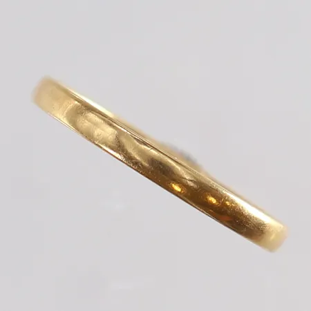 Ring slät stl:16¾ bredd 2mm gravyr 18K. Vikt: 1,6 g
