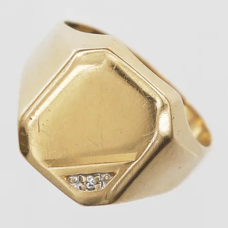 Klackring med åttkantsslipad diamant ca 0,01ct, bucklig skena, stl: 18½, 18K guld Vikt: 4,9 g