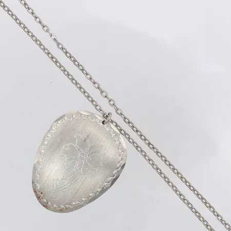 Collier blomma Jokkmokks Tenn längd 78cm bredd 3,2mm, hänge längd 55mm bredd 45mm, gravyr, tenn