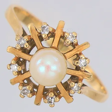 Ring odlad pärla Ø5,6mm diamanter 8 x ca 0,01ct stl:18¾, kattfot, 18K Vikt: 3 g