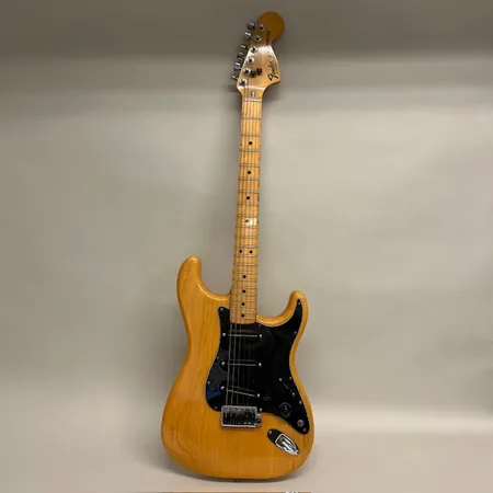 Elgitarr Fender Stratocaster, serienummer: S783643, made in USA, 1970-tal, modifierad, stämskruvar ej original, originalrattar medföljer, lösa och utbytta delar, stall, mickar, stötmärken, hårt fodral Skickas med postpaket.