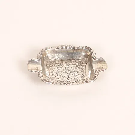 Askfat med floral dekor längd 6,5cm, bredd 5cm, silver 835/1000 Vikt: 14,7 g