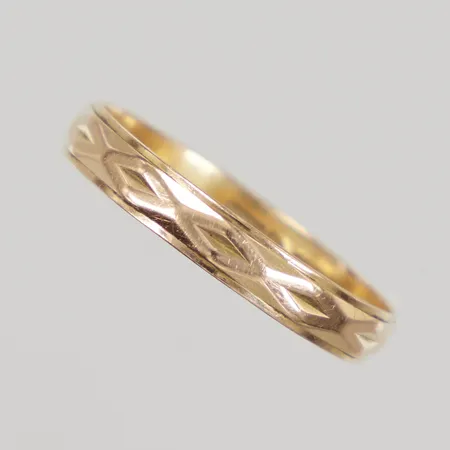 Ring med mönsterdekor, stl 19¼, bredd 3,4mm, gravyr, 18K Vikt: 2 g