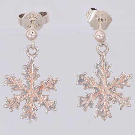 Örhängen "Snöstjärna" Jokkmokks Tenn AB längd 22mm bredd 14mm nypris 1125 kr, silver 925/1000 Vikt: 2,6 g