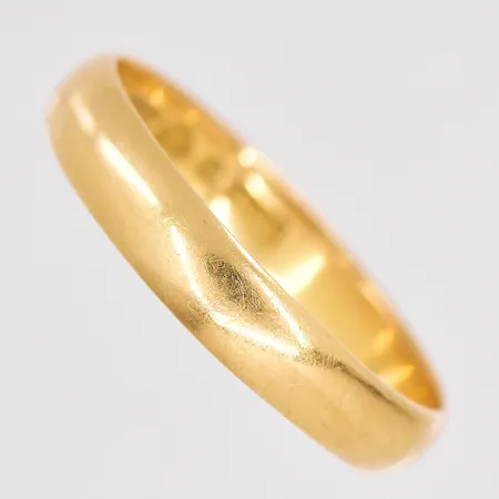 Ring stl:20 bredd 4mm gravyr 18K Vikt: 3,9 g