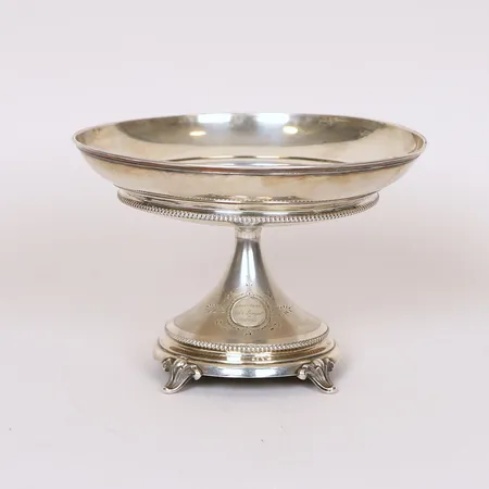 Skål på fot med dekor i relief, ca Ø19,5cm, höjd 13,5cm, gravyr, fyllning delvis borta, hål i foten, silver 830/1000. Bruttovikt: 504,4g Vikt: 0 g