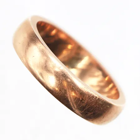 Ring slät, stl:18, bredd ca 4,6mm, 14K. Vikt: 7,3 g